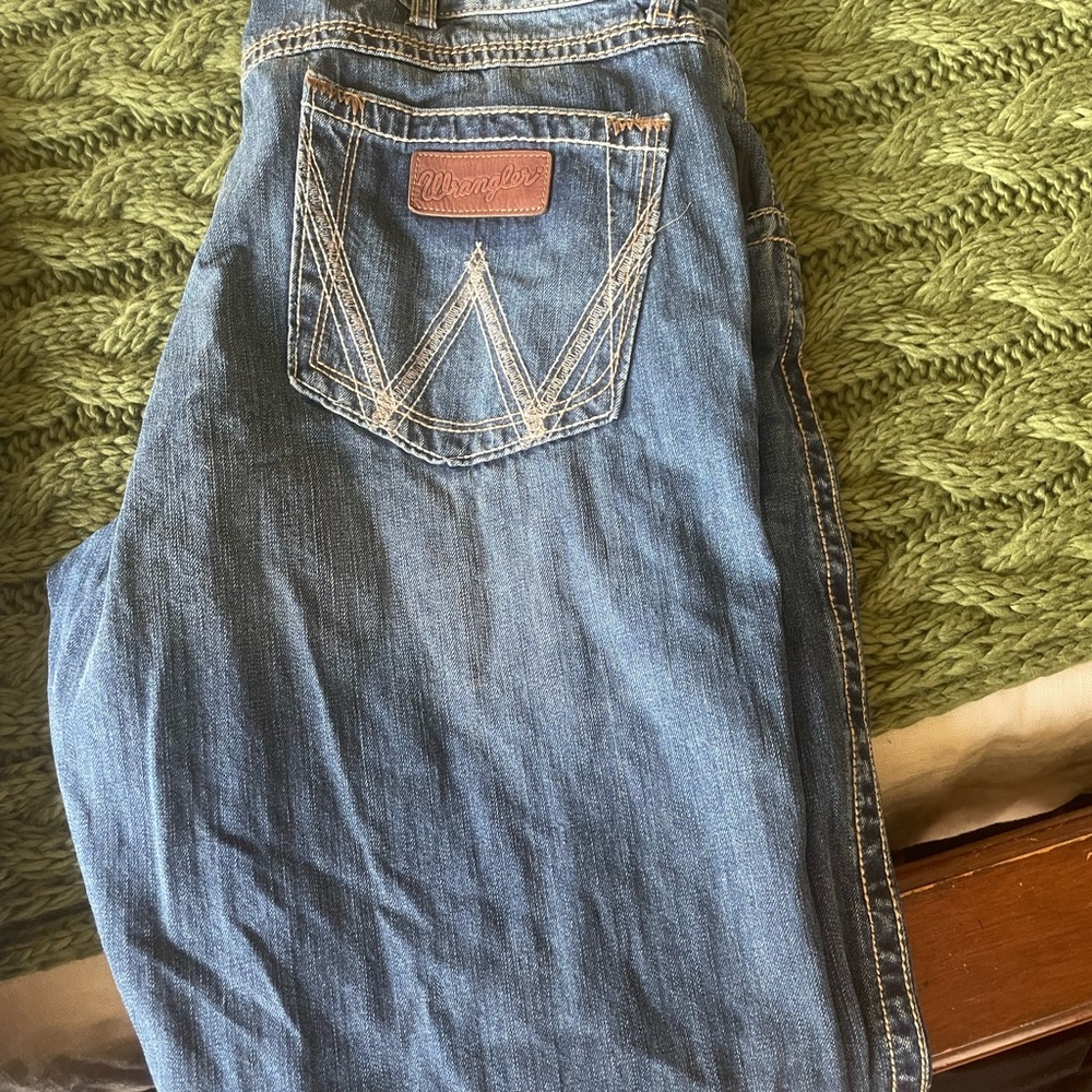 New mens 36x38 jeans tried on but never worn - Picture 2 of 3